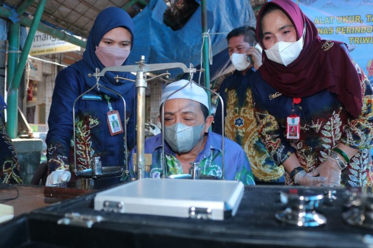 Wabub Banjar Pantau Tera Ulang di Pasar Niaga Martapura