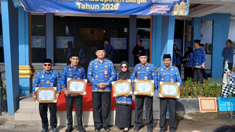PENYERAHAN PENGHARGAAN KEPADA 5 KECAMATAN TERBAIK BERDASARKAN EVALUASI KINERJA KECAMATAN TAHUN 2025